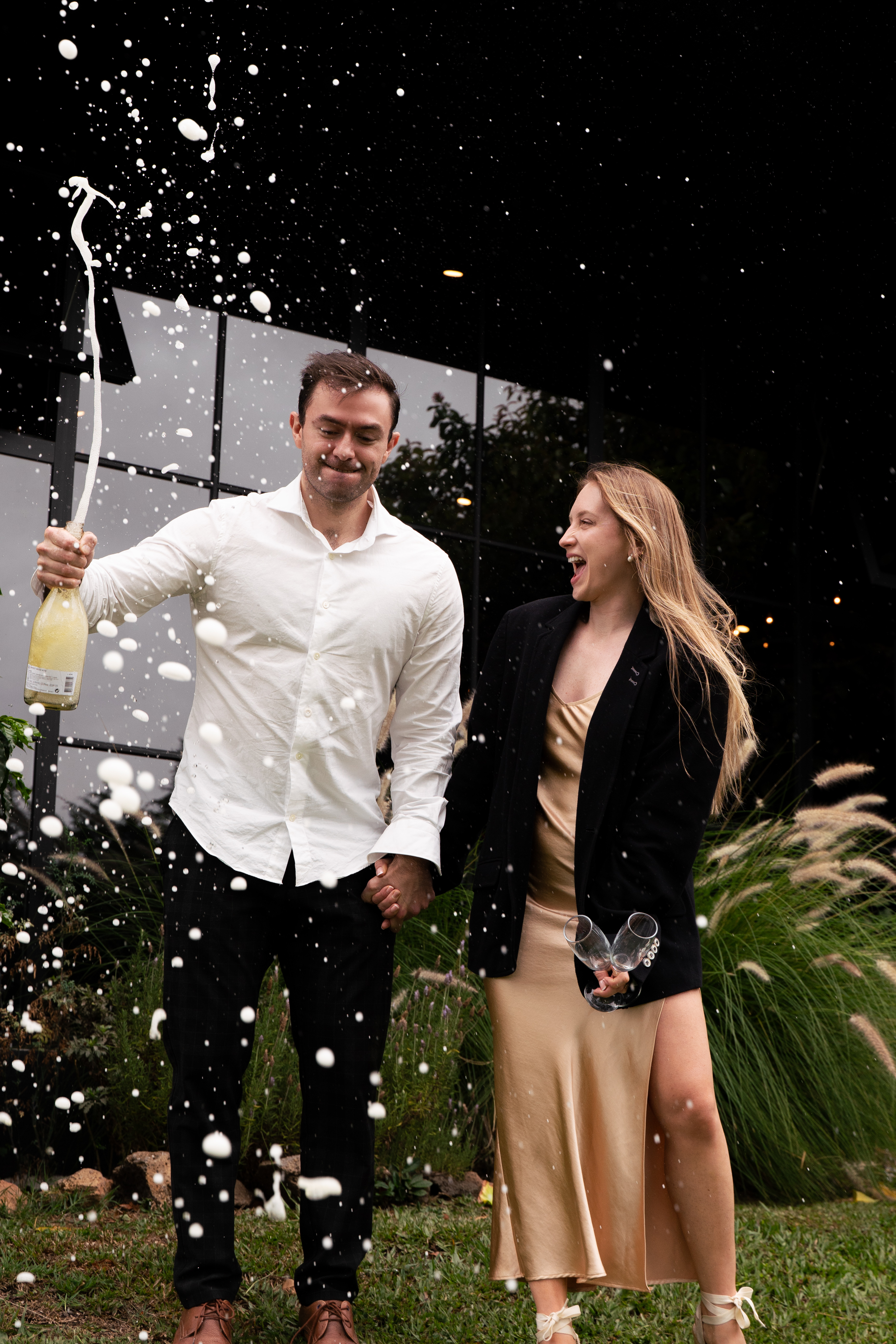 Eduardo y Ariadna celebrando con champaña