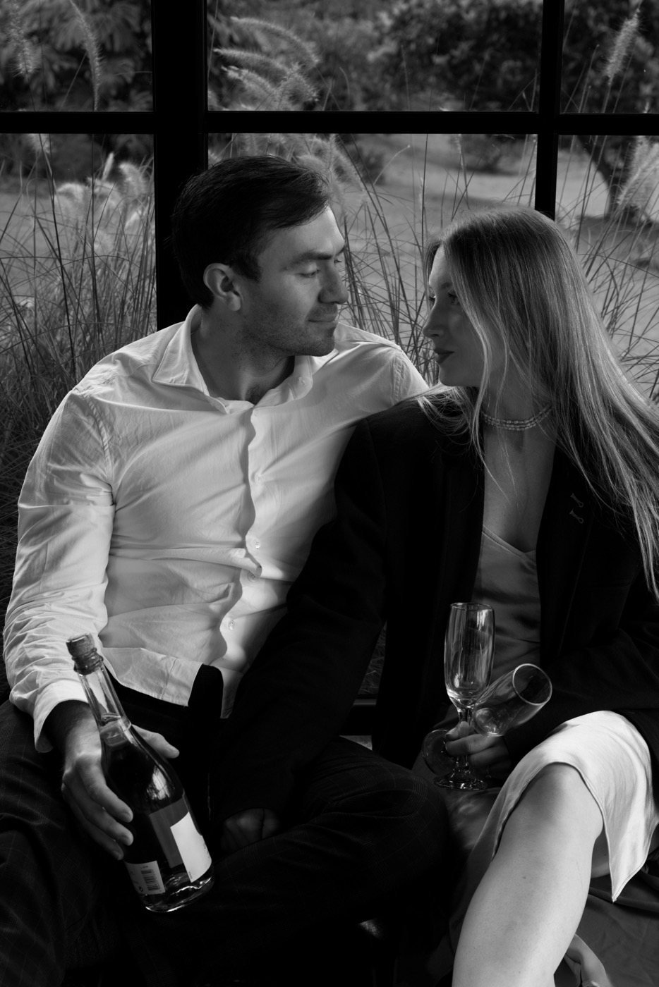 Eduardo y Ariadna sentados juntos en Casa Lantana